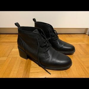 BLACK POINTED HEEL BOOTS